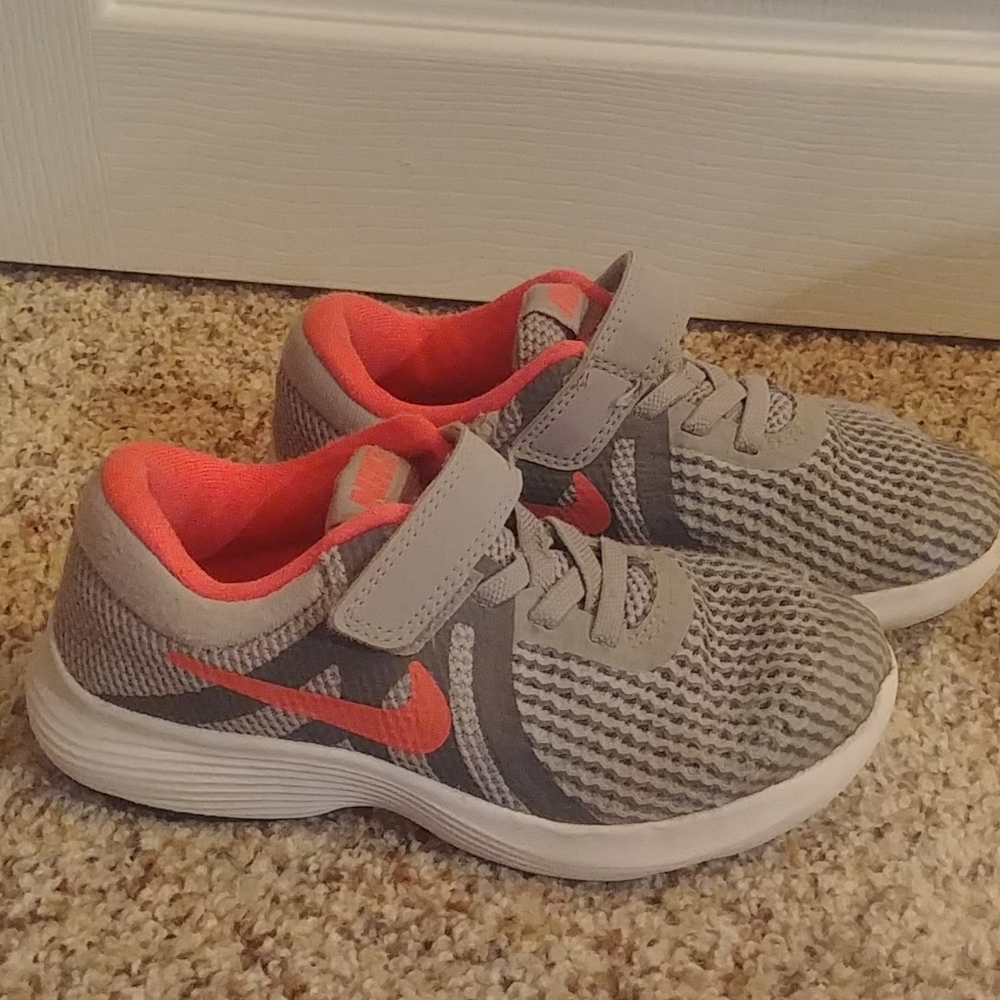 Little Girls Nike's size 11